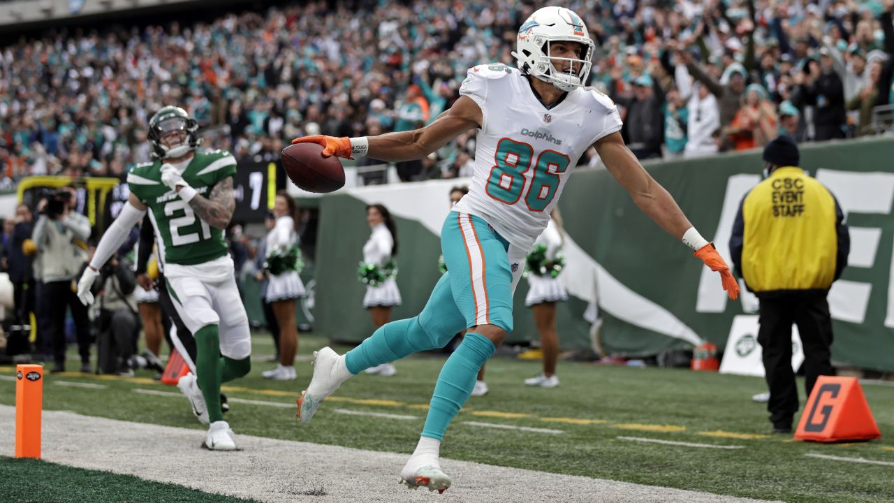 Miami Dolphins wide receiver Mack Hollins (86) catches a pass in