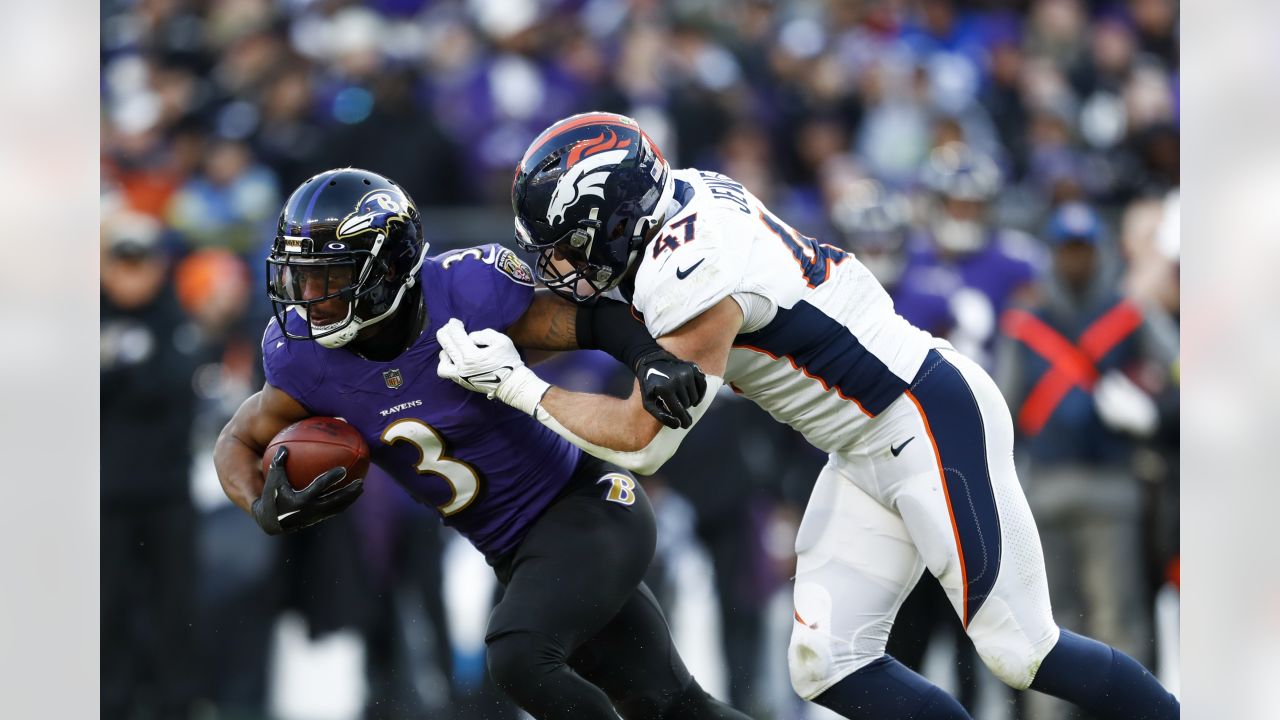 Baltimore Ravens quarterback Josh Johnson floats pass to Baltimore Ravens  wide receiver James Proche for 22-yard gain