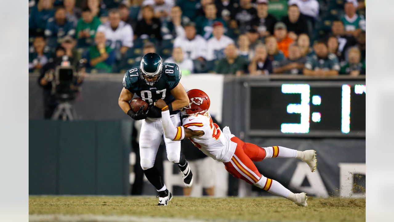 Brent Celek of the Philadelphia Eagles makes a catch during a game