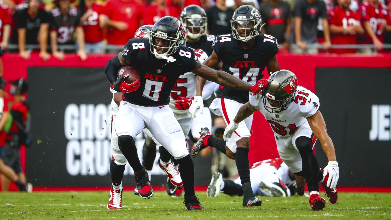 Atlanta Falcons tight end Kyle Pitts (8) stiff arms Chicago Bears