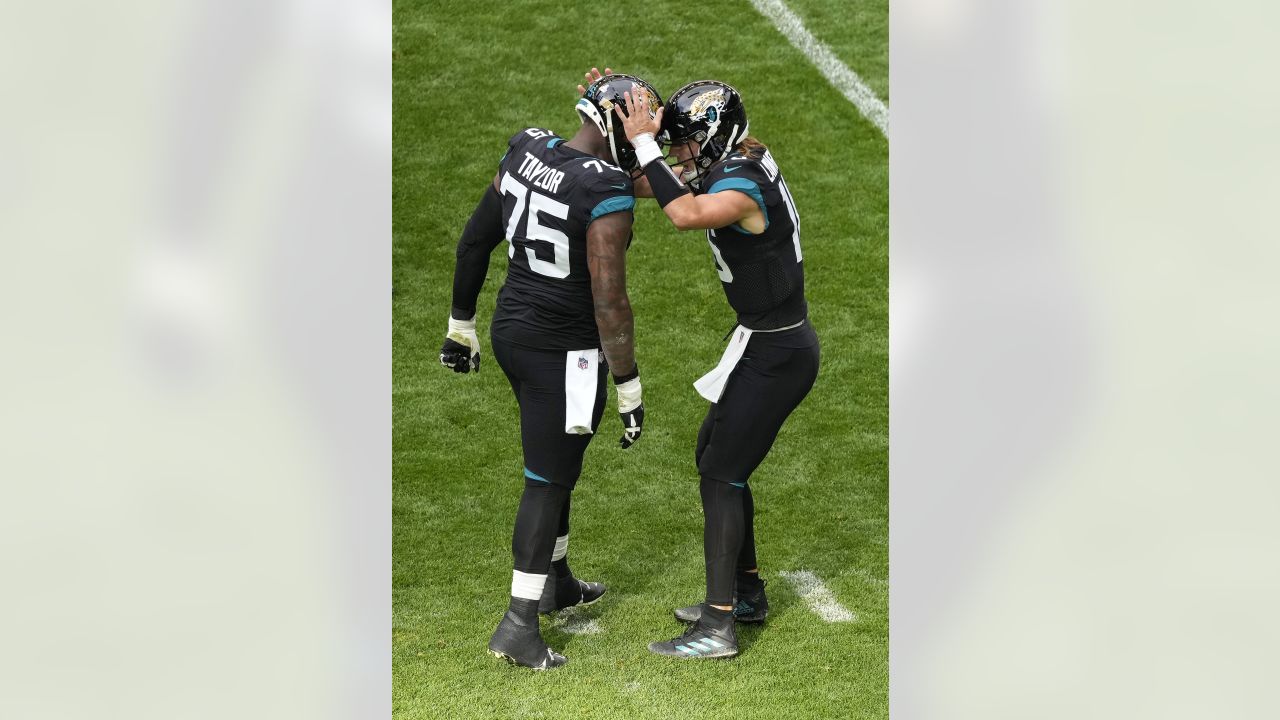 ENGLISH FOOTBALL FAN EXPERIENCES NFL!  Jacksonville Jaguars vs Denver  Broncos @ Wembley Stadium 