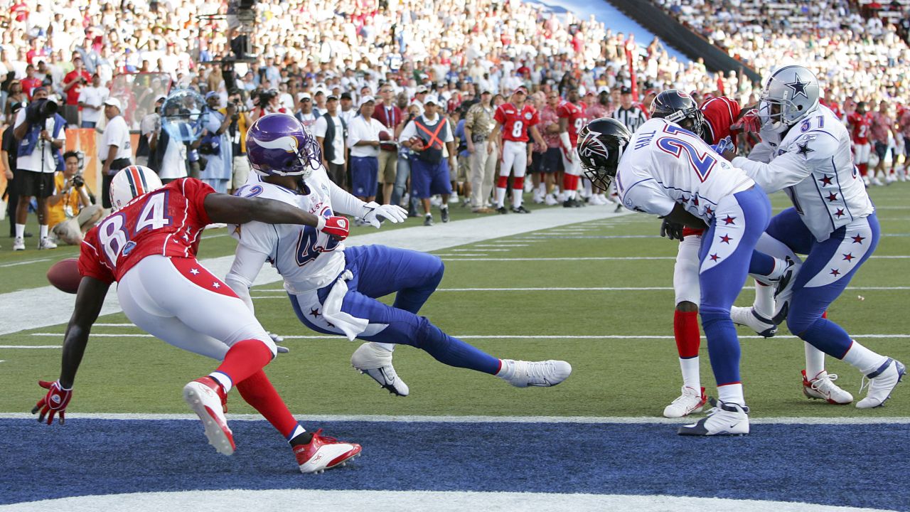 Minnesota free safety Darren Sharper in action versus the Giants