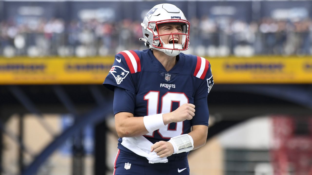 FOXBOROUGH, MA - NOVEMBER 06: Indianapolis Colts quarterback Sam