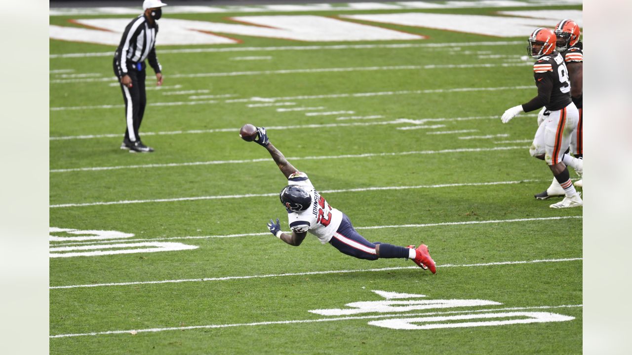 Watch Kareem Hunt go airborne to score a touchdown for the Browns vs. the  Eagles 