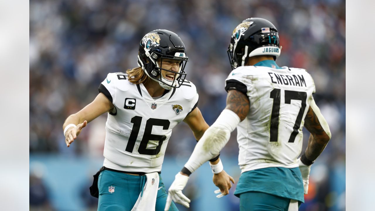 Jacksonville, FL, USA. 18th Dec, 2022. Jacksonville Jaguars tight end Evan  Engram (17) runs onto the field before the game between the Jacksonville  Jaguars and the Dallas Cowboys in Jacksonville, FL. Romeo