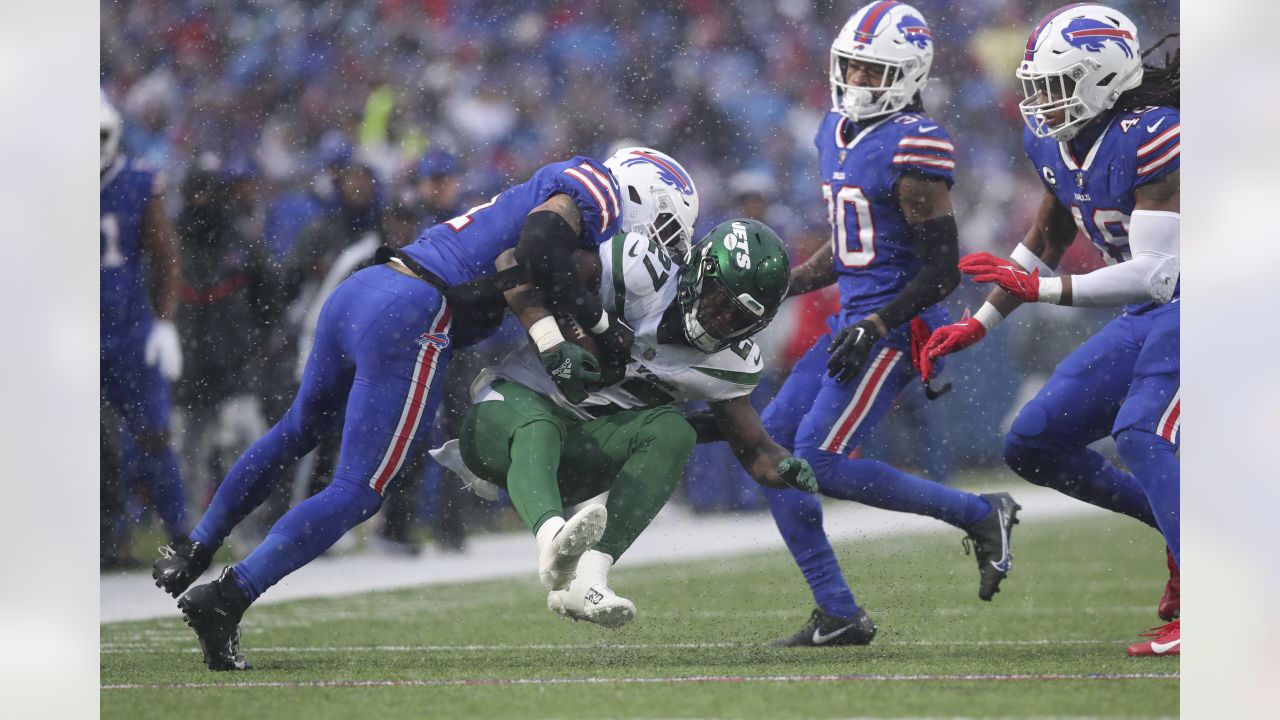 EAST RUTHERFORD, NJ - DECEMBER 22: New York Jets running back Zonovan  Knight (27) during the Nationa