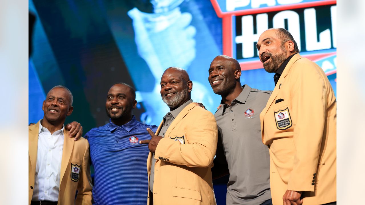 Drew Pearson, a member of the Pro Football Hall of Fame Class of 2021,  receives his gold jacket during the gold jacket dinner in Canton, Ohio,  Friday, Aug. 6, 2021 (AP Photo/Gene