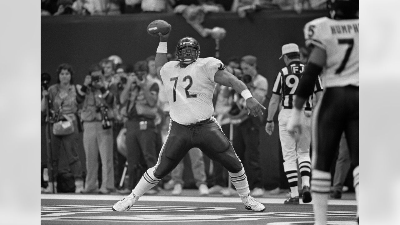 Chicago Bears' Walter Payton runs with the ball Sunday Jan. 27, 1986 during Super  Bowl XX in New Orleans. The Bears defeated the New England Patriots 46-10  to win Super Bowl XX. (