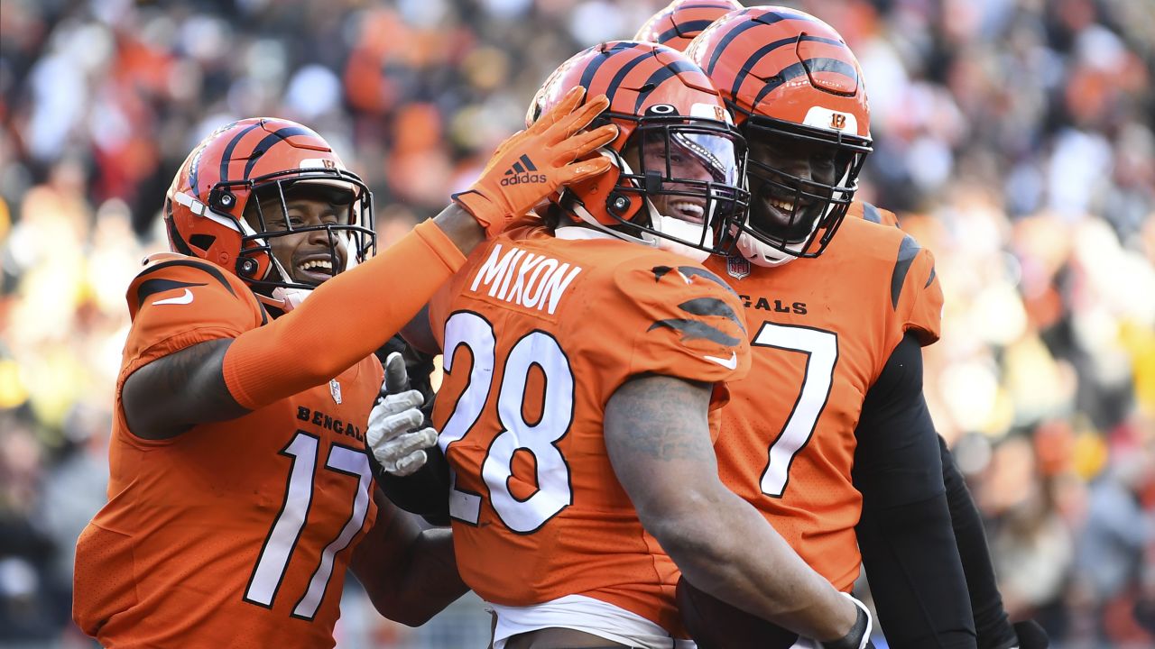 East Rutherford, New Jersey, USA: November 3, 2021, Cincinnati Bengals  running back Joe Mixon (28) gets flipped after making a long run during a  NFL football game against the New York Jets