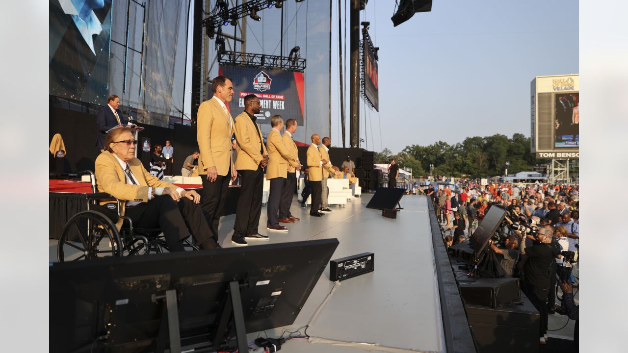 Drew Pearson, a member of the Pro Football Hall of Fame Class of 2021,  receives his gold jacket during the gold jacket dinner in Canton, Ohio,  Friday, Aug. 6, 2021 (AP Photo/Gene