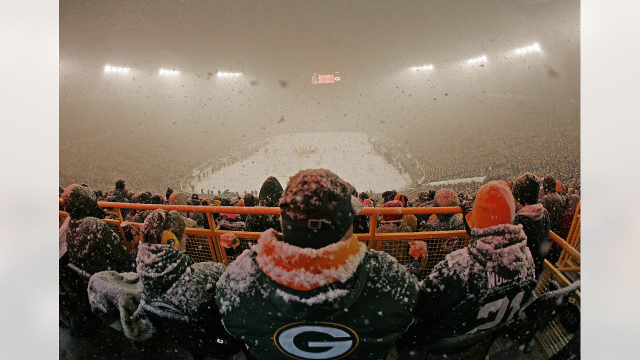 Fans stand bundled up against the cold weather at Soldier Field before an  NFL football game between the Chicago Bears and Green Bay Packers, Sunday,  Dec. 18, 2016, in Chicago. (AP Photo/Nam