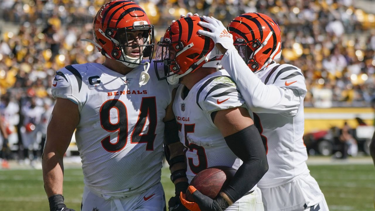 Cincinnati Bengals linebacker Logan Wilson (55) intercepts the