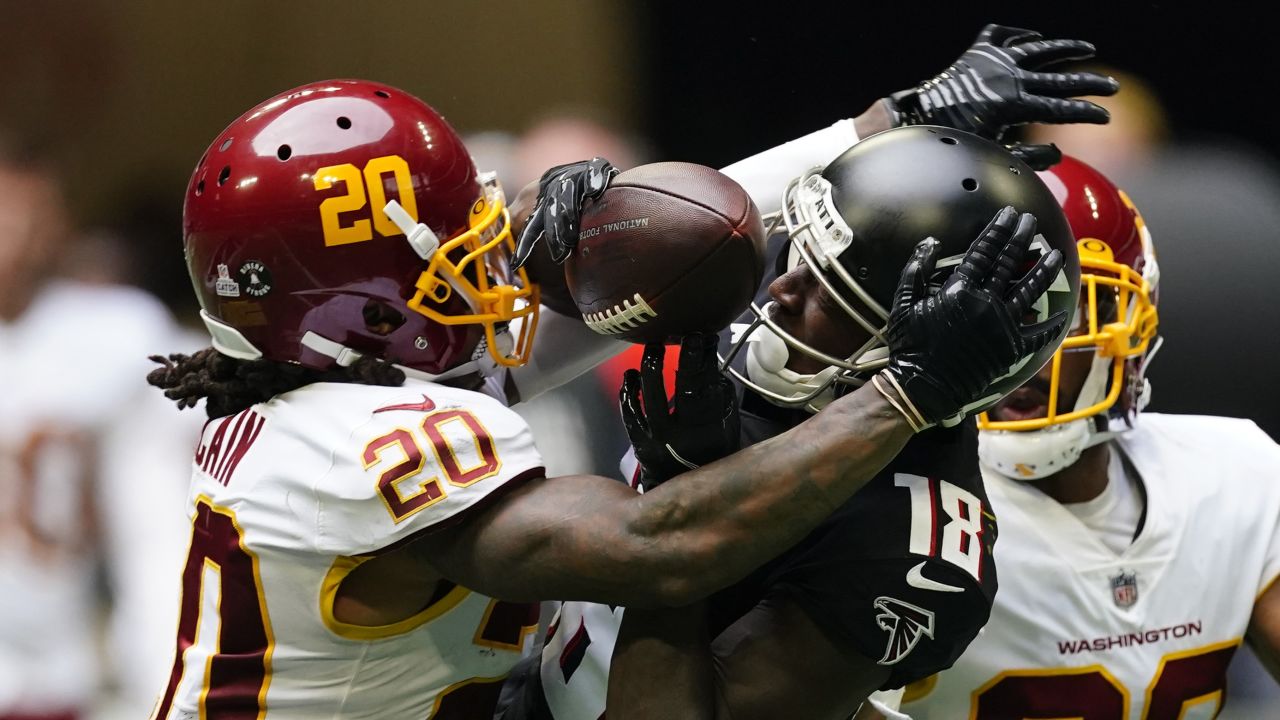 Atlanta Falcons running back Mike Davis (28) works against the Washington  Football Team during the second half of an NFL football game, Sunday, Oct. 3,  2021, in Atlanta. (AP Photo/Brynn Anderson Stock