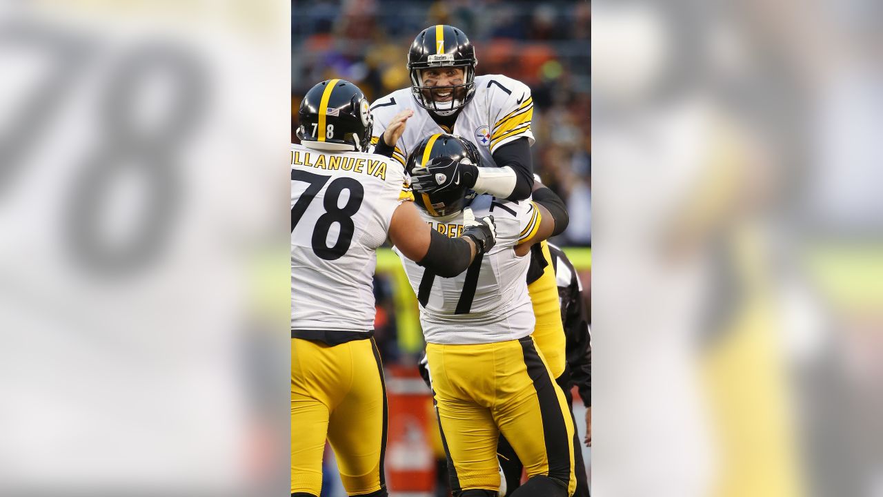 Pittsburgh Steelers head coach Mike Tomlin looks at the scoreboard during  an NFL preseason football game against the Buffalo Bills in Pittsburgh,  Sunday, Aug. 20, 2023. (AP Photo/Gene J. Puskar Stock Photo 