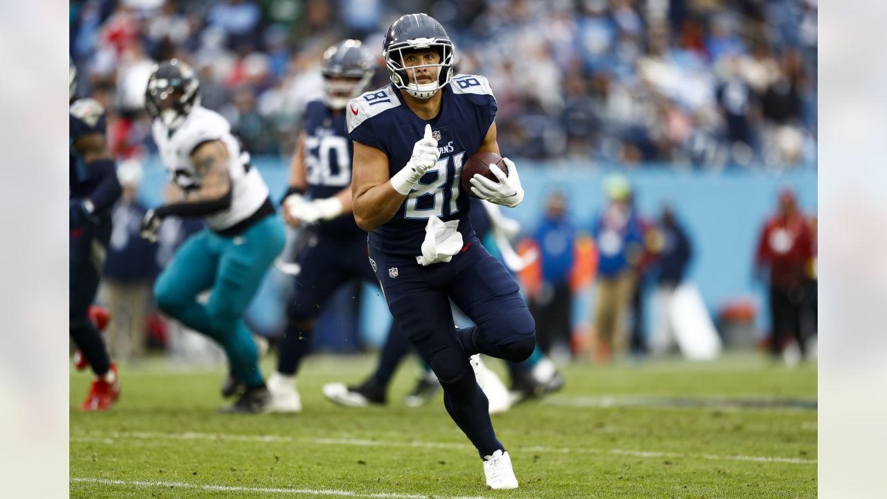 Jacksonville, FL, USA. 18th Dec, 2022. Jacksonville Jaguars defensive end  Arden Key (49) runs onto the field before the game between the Jacksonville  Jaguars and the Dallas Cowboys in Jacksonville, FL. Romeo