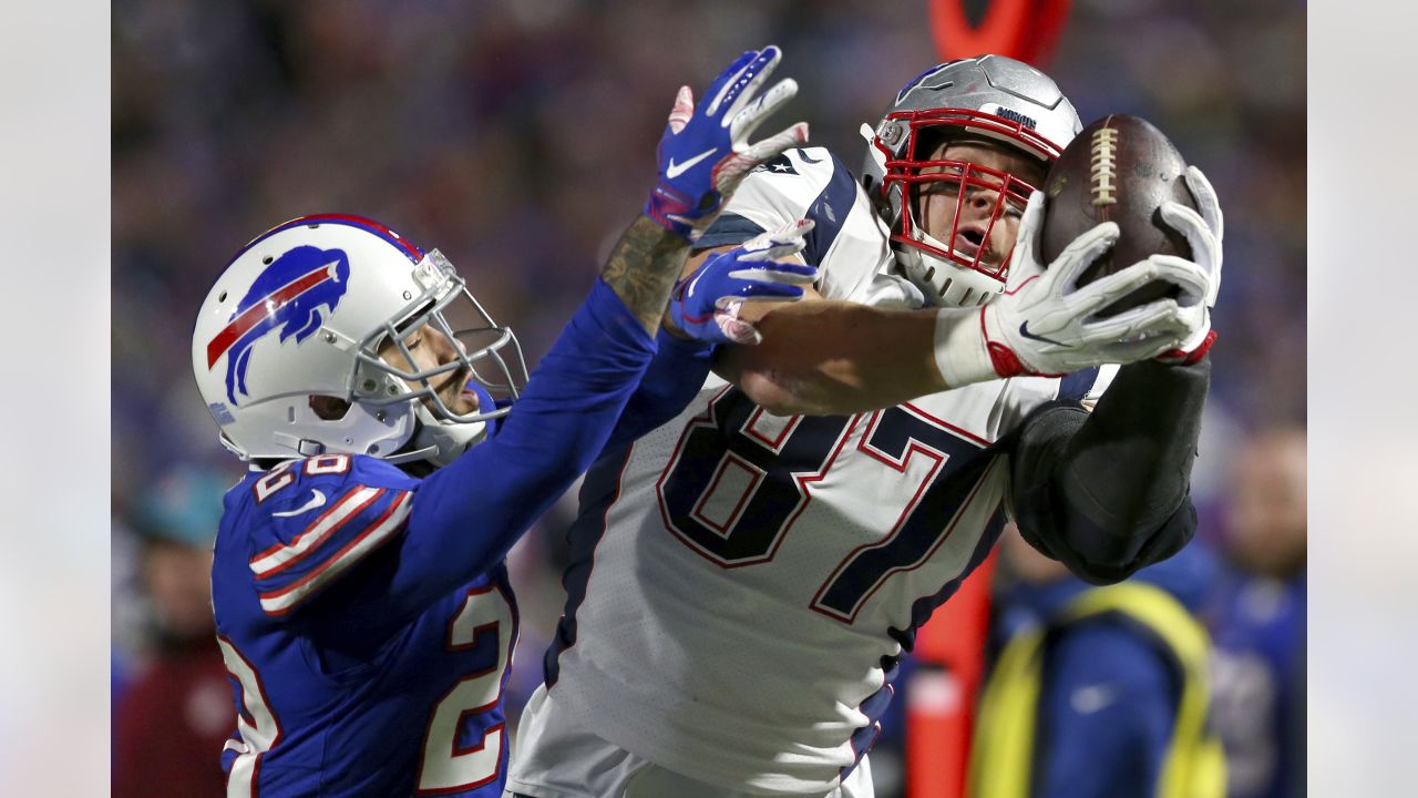 East Rutherford, New Jersey, USA. 25th Nov, 2018. New England Patriots  tight end Rob Gronkowski (87) taking a water break during a NFL game  between the New England Patriots and the New