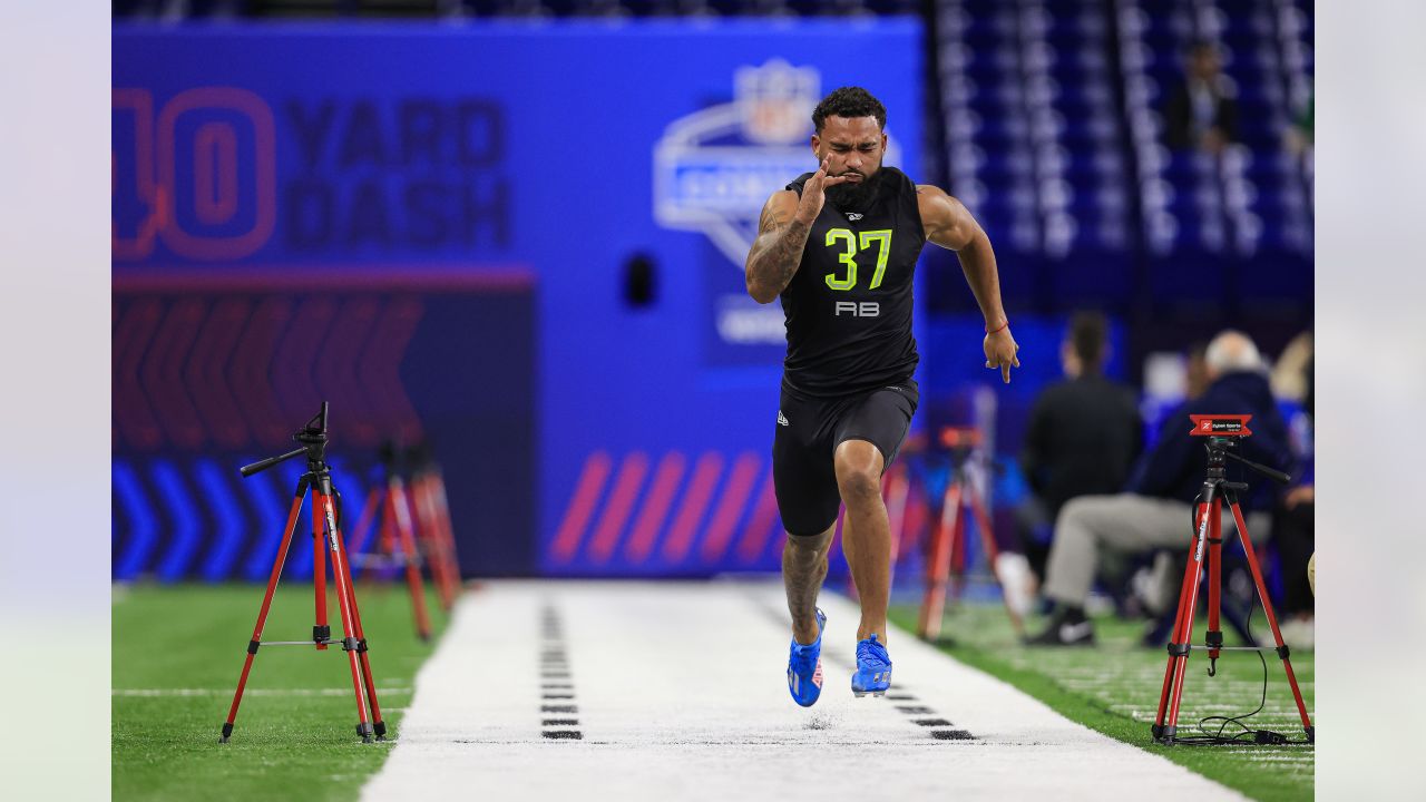 Wide receiver Wan'Dale Robinson runs an official 4.44-second 40-yard dash  at the 2022 NFL Scouting Combine