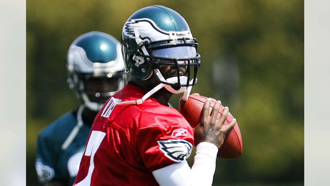 Michael Vick joins Eagles