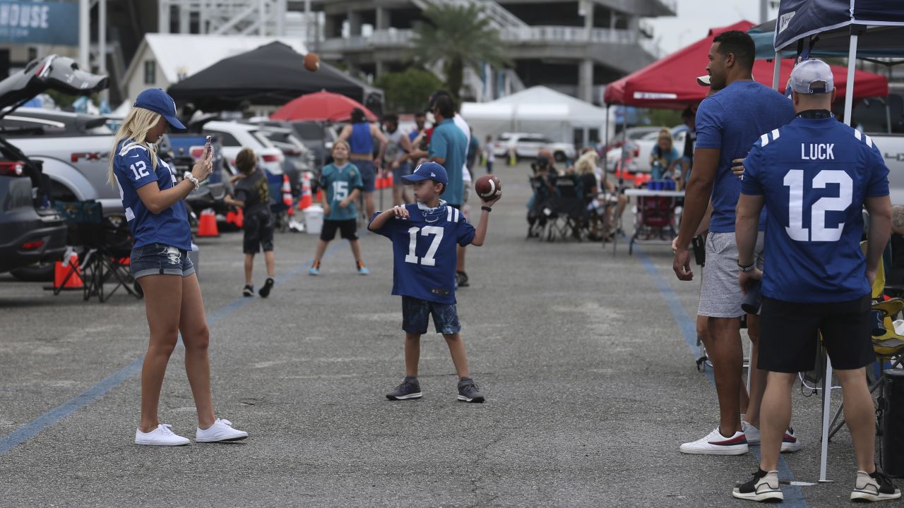 WATCH: Cowboys fans tailgate ahead of divisional playoff game against 49ers