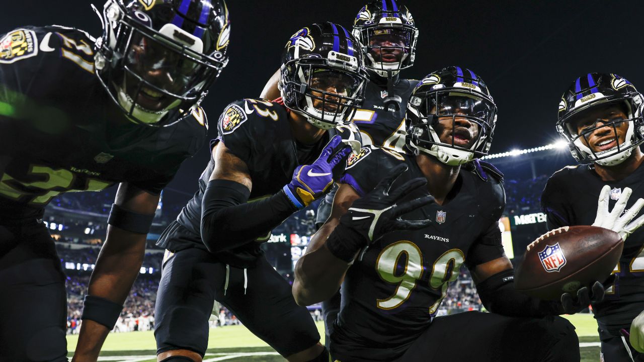 Baltimore Ravens linebacker Odafe Oweh (99) in action during the