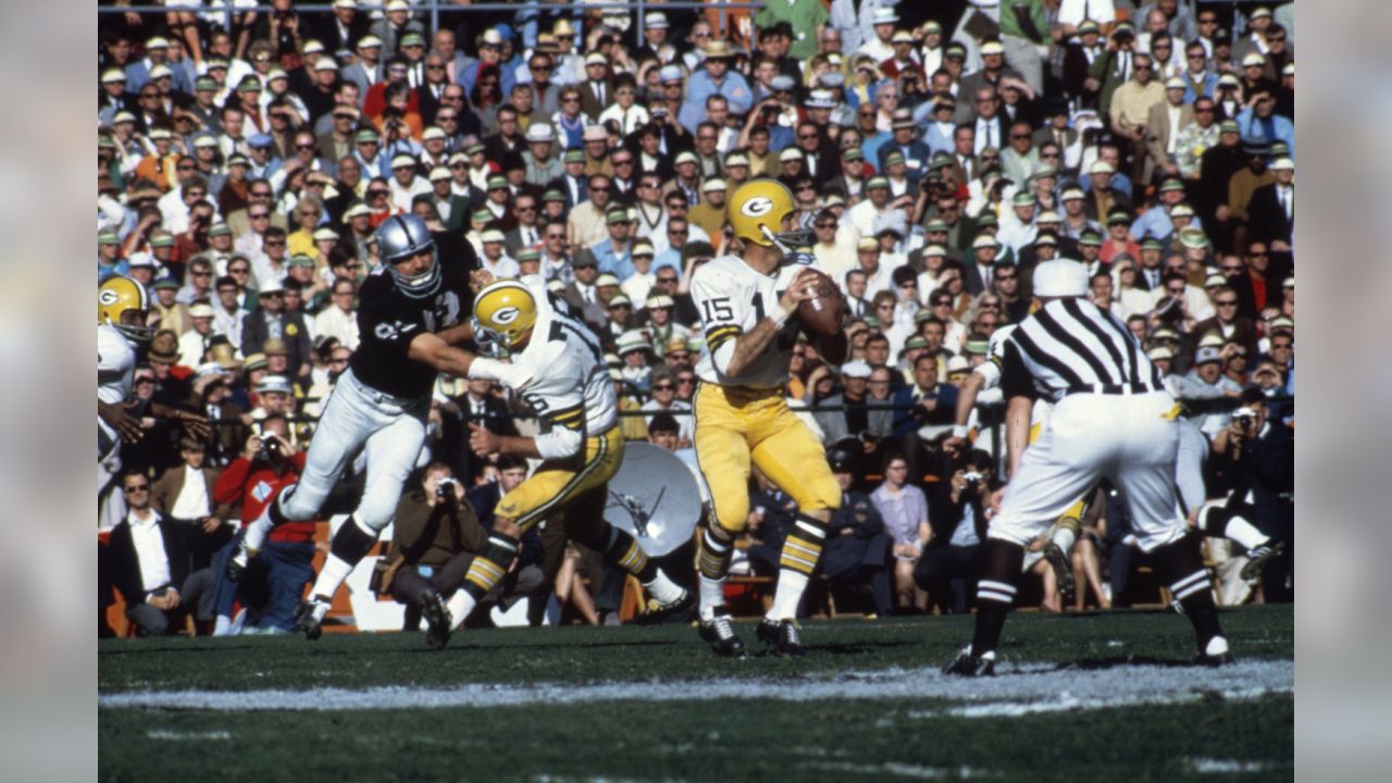 Oakland, California, USA. 8th Aug, 1997. Oakland Raiders vs. Green Bay  Packers at Oakland Alameda County Coliseum Friday, August 8, 1997. Packers  beat Raiders 37-24. Green Bay Packers quarterback Brett Favre (4)