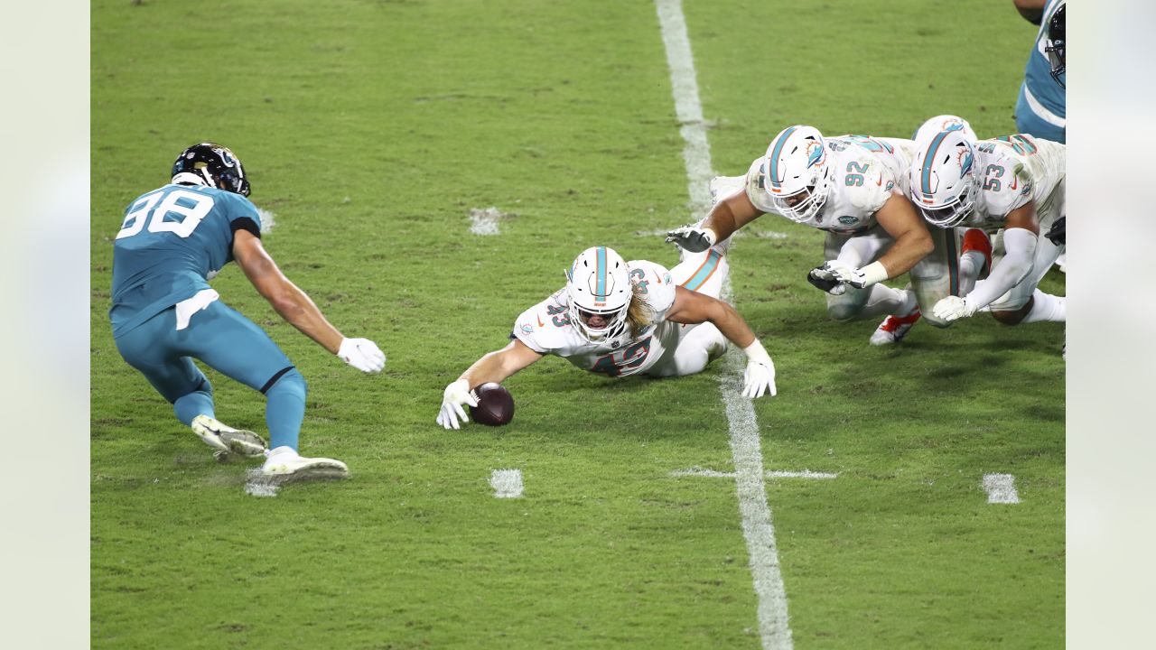 Miami Dolphins inside linebacker Andrew Van Ginkel (43) defends