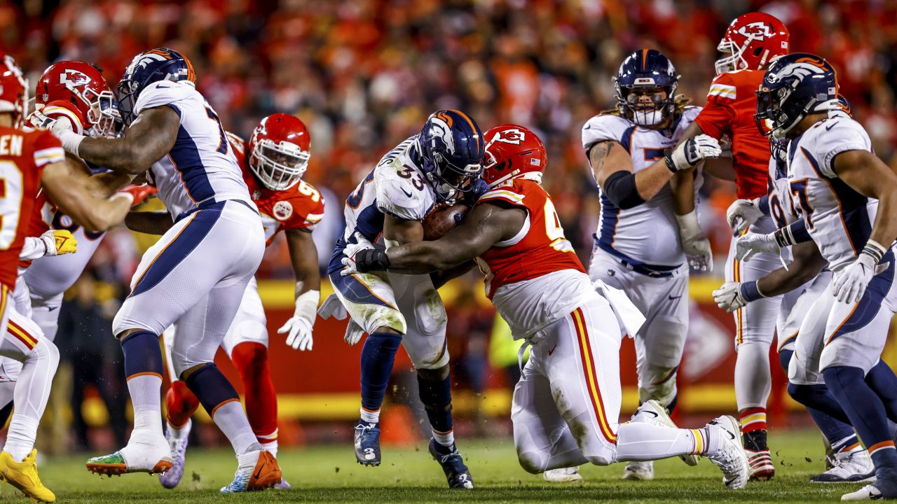 KANSAS CITY, MO - DECEMBER 26: Pittsburgh Steelers outside linebacker T.J.  Watt (90) during an NFL game between the Pittsburgh Steelers and Kansas  City Chiefs on Dec 26, 2021 at GEHA Field