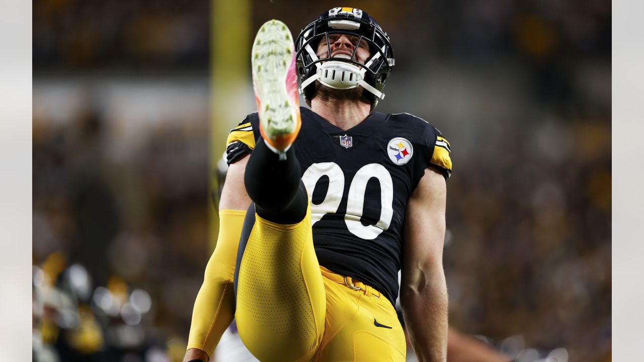 KANSAS CITY, MO - DECEMBER 26: Pittsburgh Steelers outside linebacker T.J.  Watt (90) during an NFL game between the Pittsburgh Steelers and Kansas  City Chiefs on Dec 26, 2021 at GEHA Field