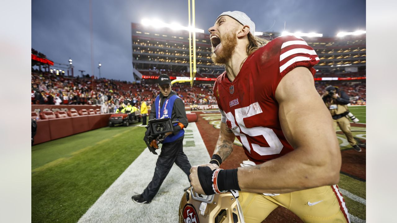 Los Angeles, CA, USA. 30th Jan, 2022. San Francisco 49ers fans react to San  Francisco 49ers tight end George Kittle (85) touchdown in the third quarter  during the NFL championship game at