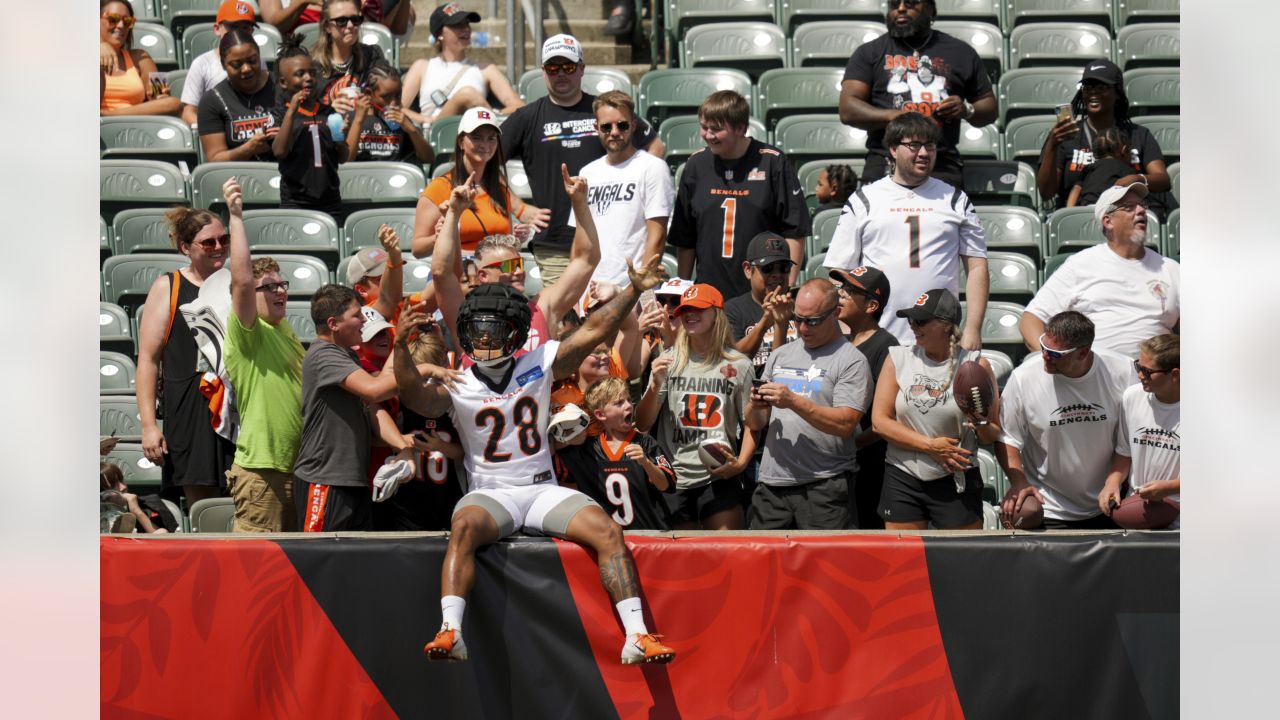 Cincinnati Bengals running back Joe Mixon (28) greets military