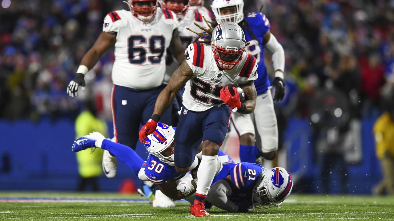 EAST RUTHERFORD, NJ - NOVEMBER 06: Buffalo Bills running back Devin  Singletary (26) warms up prior to the National Football League game between  the New York Jets and Buffalo Bills on November