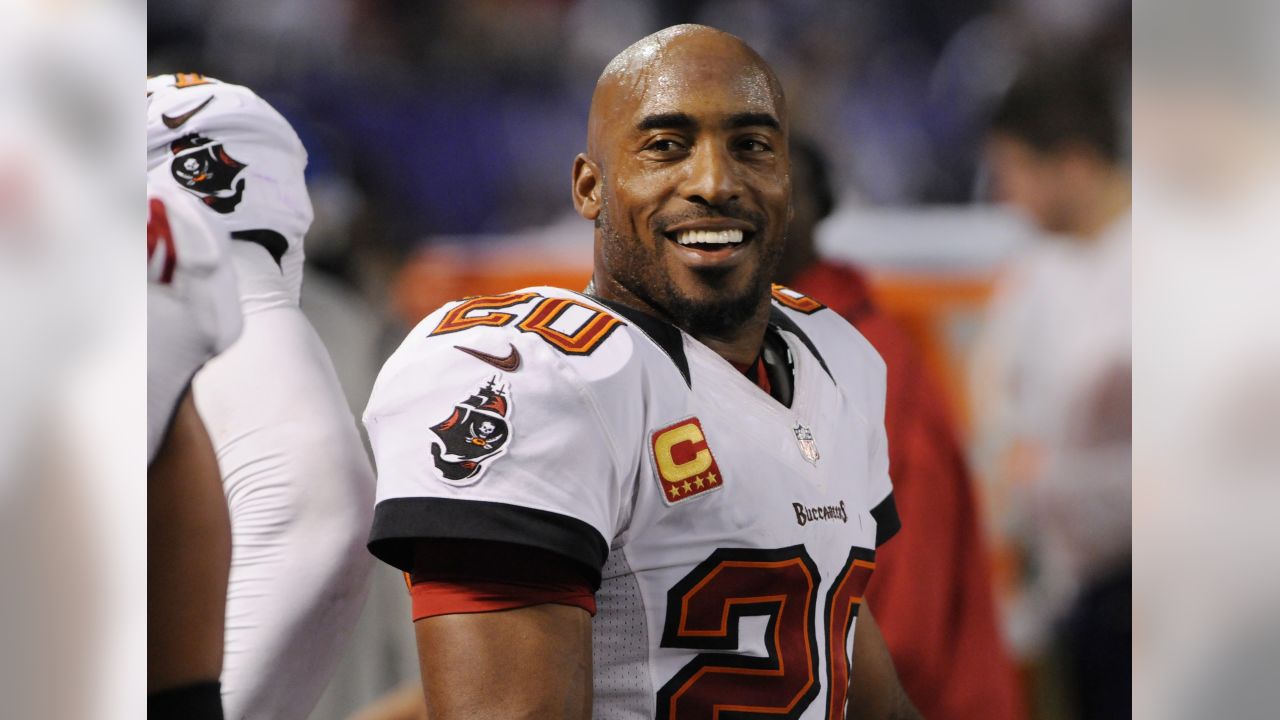 NFL football players Tiki Barber/N.Y. Giants (left) and Ronde