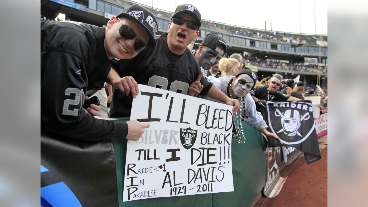 Oakland Raiders fan Richie de la Paz, 9, holds up a sign in honor of Al  Davis before their NFL football game against the Cleveland Browns in  Oakland, Calif., Sunday, Oct. 16