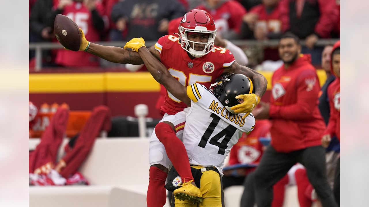 El cornerback de los Kansas City Chiefs, Charvarius Ward (35