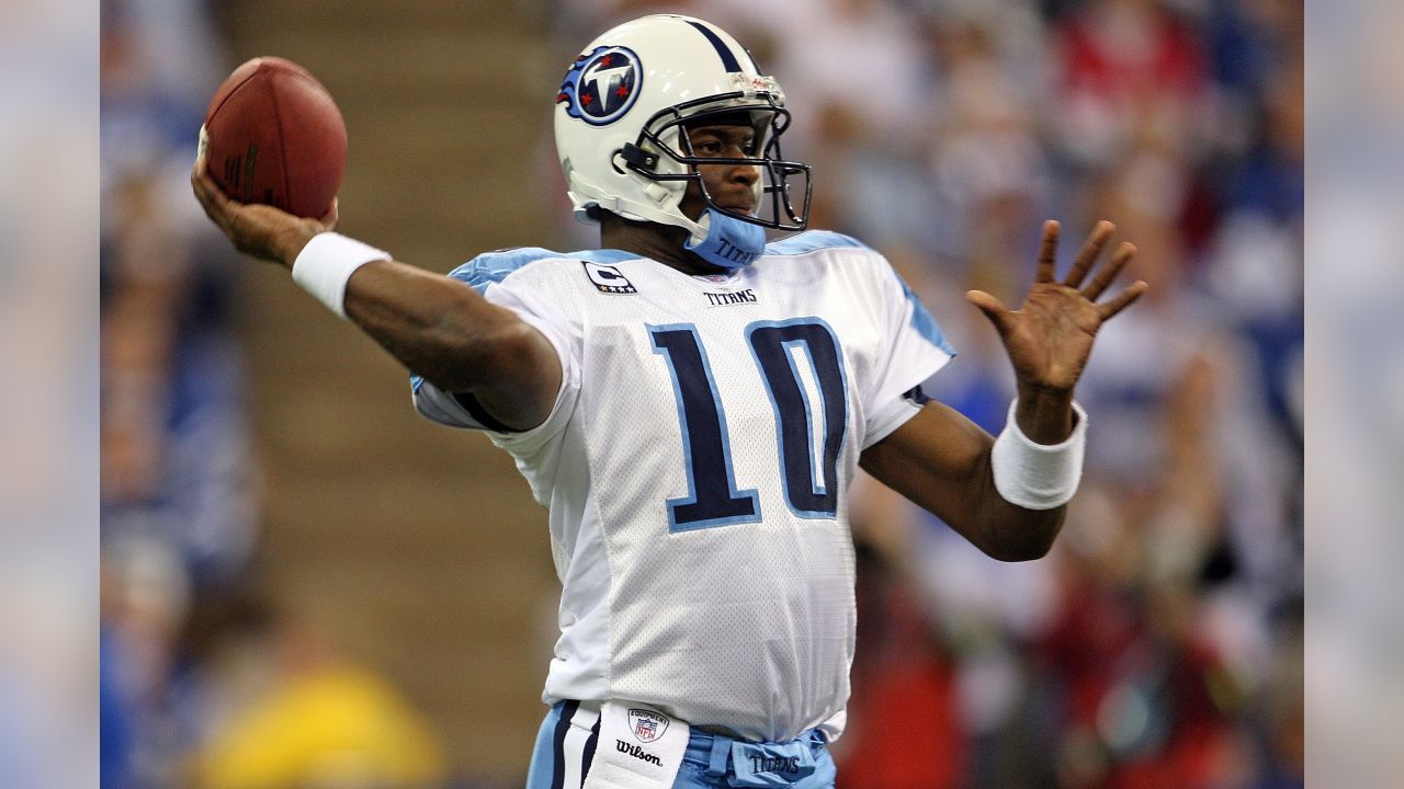 Tennessee Titans cornerback Tre Avery (30) take a break during their game  against the Indianapolis Colts Sunday, Oct. 23, 2022, in Nashville, Tenn.  (AP Photo/Wade Payne Stock Photo - Alamy