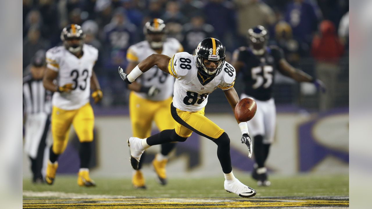 Pittsburgh Steelers running back Isaac Redman (33) is hit by Tennessee  Titans strong safety Bernard Pollard (31) in the fourth quarter of an NFL  football game in Pittsburgh, Sunday, Sept. 8, 2013. (