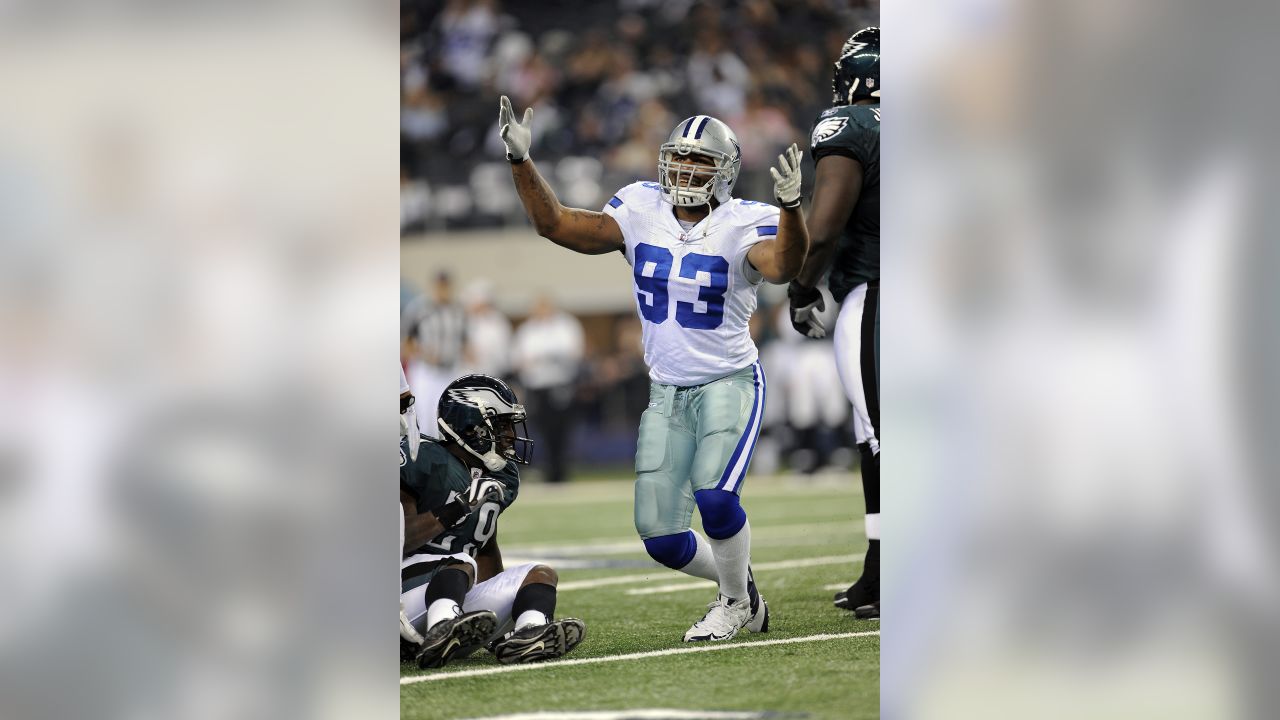 Philadelphia Eagles defensive end Darren Howard (90) hits Dallas Cowboys  quarterback Tony Romo (9) as throws the ball in first half action in the NFL  - NFC Playoffs football game between the