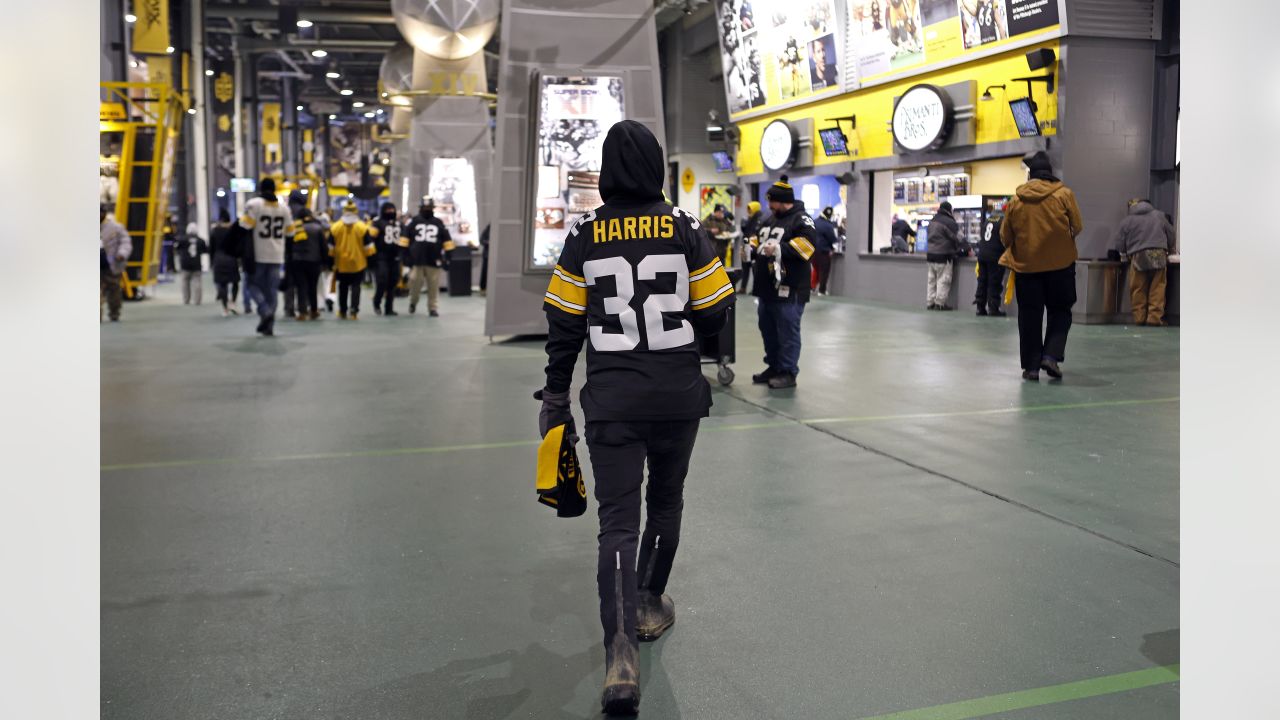 Harris' widow on field in Pittsburgh as his No. 32 retired