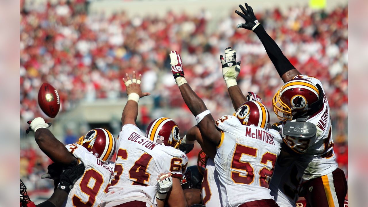 Pittsburgh Steelers wide receiver Nate Washington (85) celebrates after  catching a 17-yard pass for a touchdown as St. Louis Rams cornerback Corey  Chavous, left, runs past during the first quarter of an