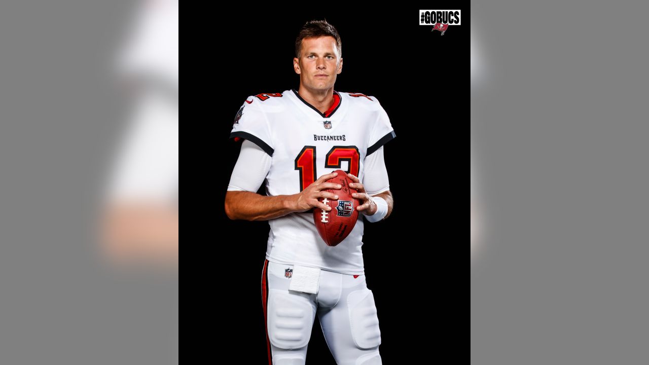 Bucs unveil their first photos of Tom Brady in uniform