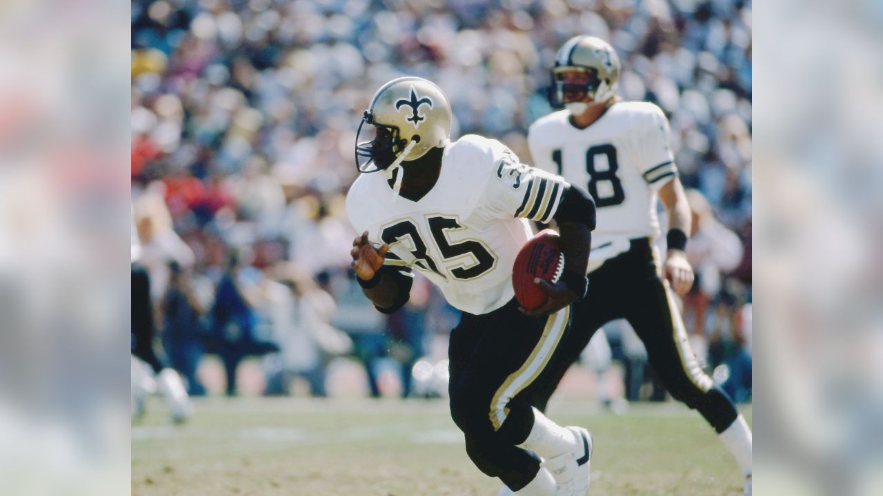 Earl Campbell, center, of New Orleans Saints, goes against Terry