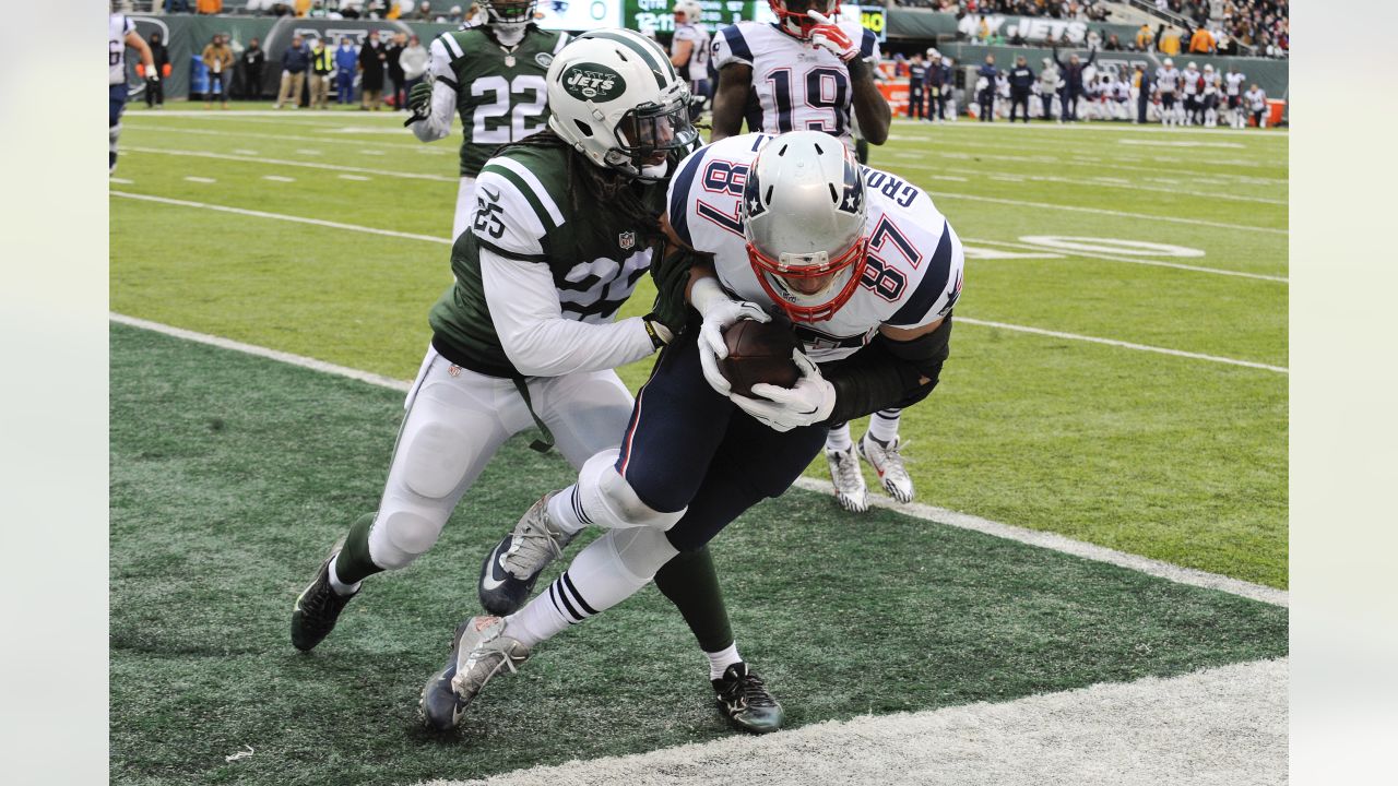 New England Patriots tight end Rob Gronkowski (87) takes a Tom Brady for 53  yards and a touchdown in the first quarter at the Mercedes-Benz Superdome  in New Orleans September 17, 2016.