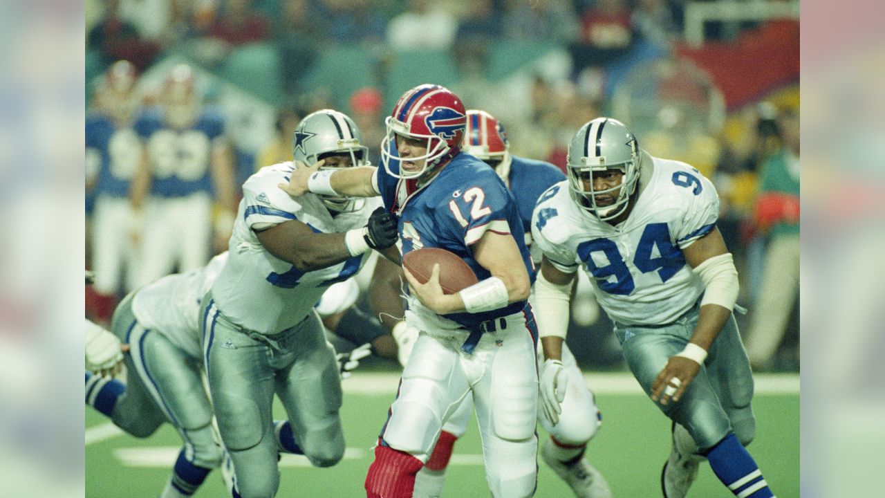 Dallas Cowboys safety James Washington blows a kiss to the crowd after  intercepting a Jim Kelly pass in the fourth quarter of Super Bowl XXVIII in  Atlanta, Jan , 30 , 1994.