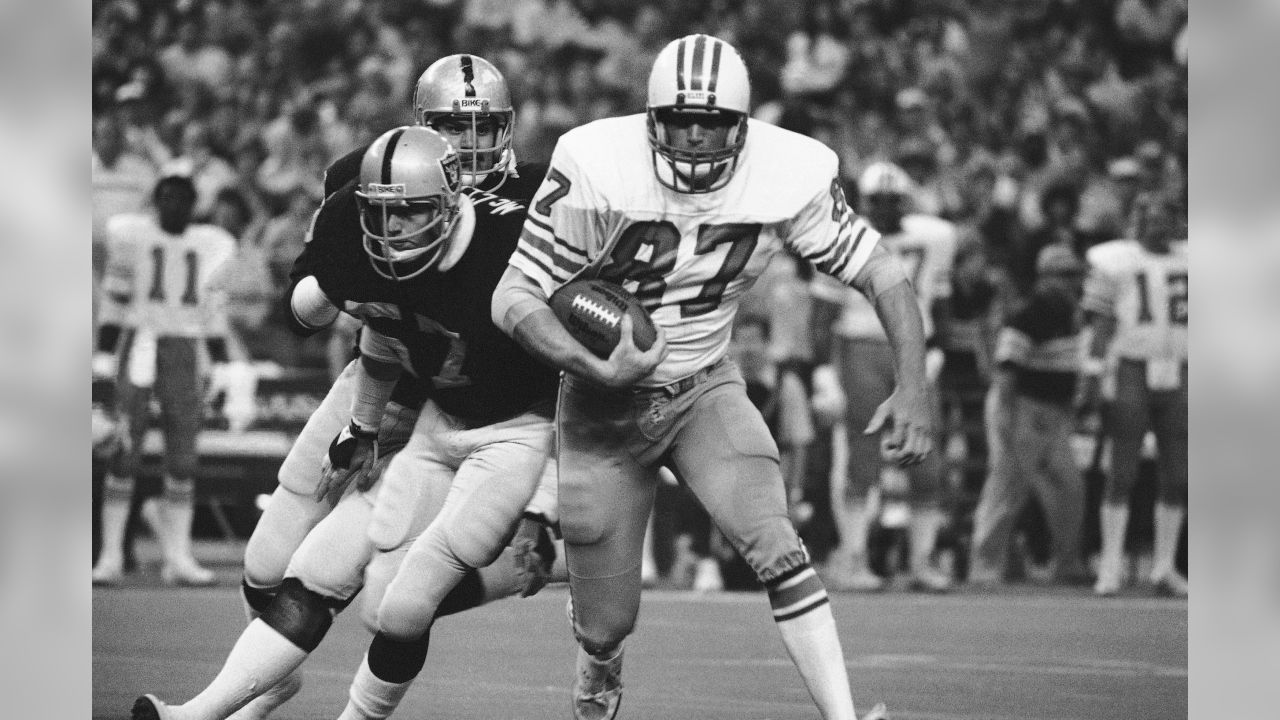 Hall of Fame tight end Dave Casper of the Houston Oilers during a