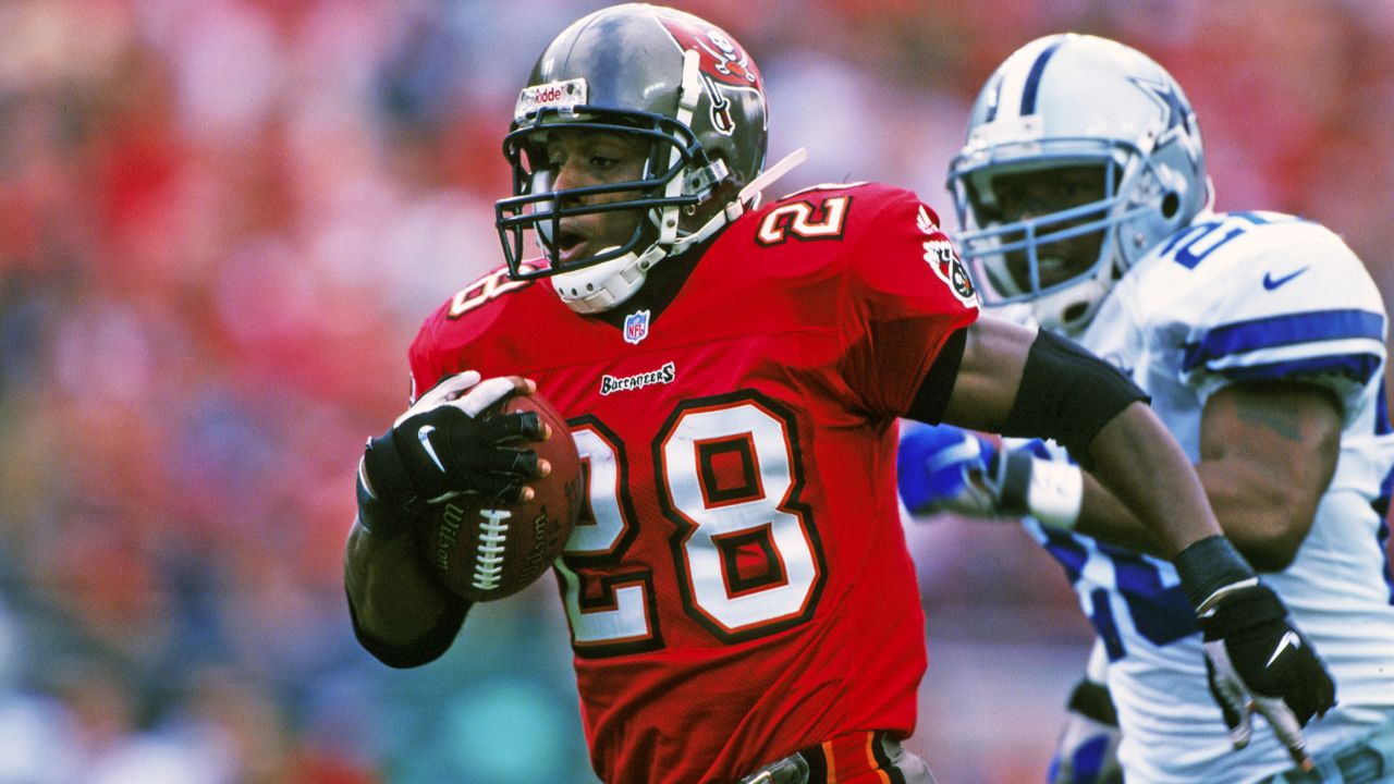 05 October 2008: Tampa Bay Buccaneers running back Warrick Dunn (28). The  Broncos defeated the Buccaneers