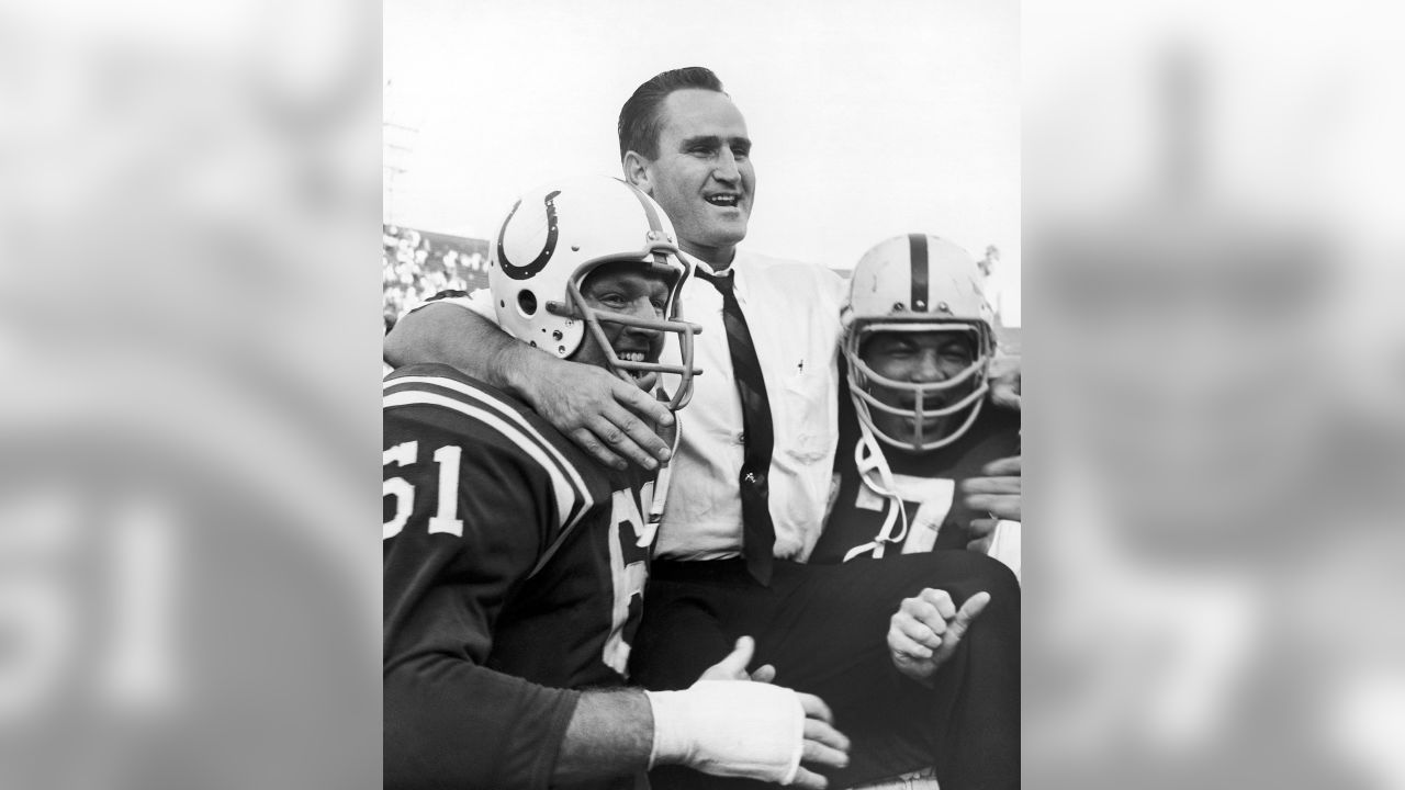 Baltimore Colts head coach Don Shula on sidelines with his players News  Photo - Getty Images