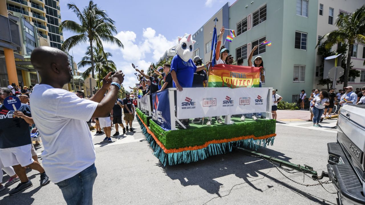 NFL players and staff showed out to support the NYC #Pride parade