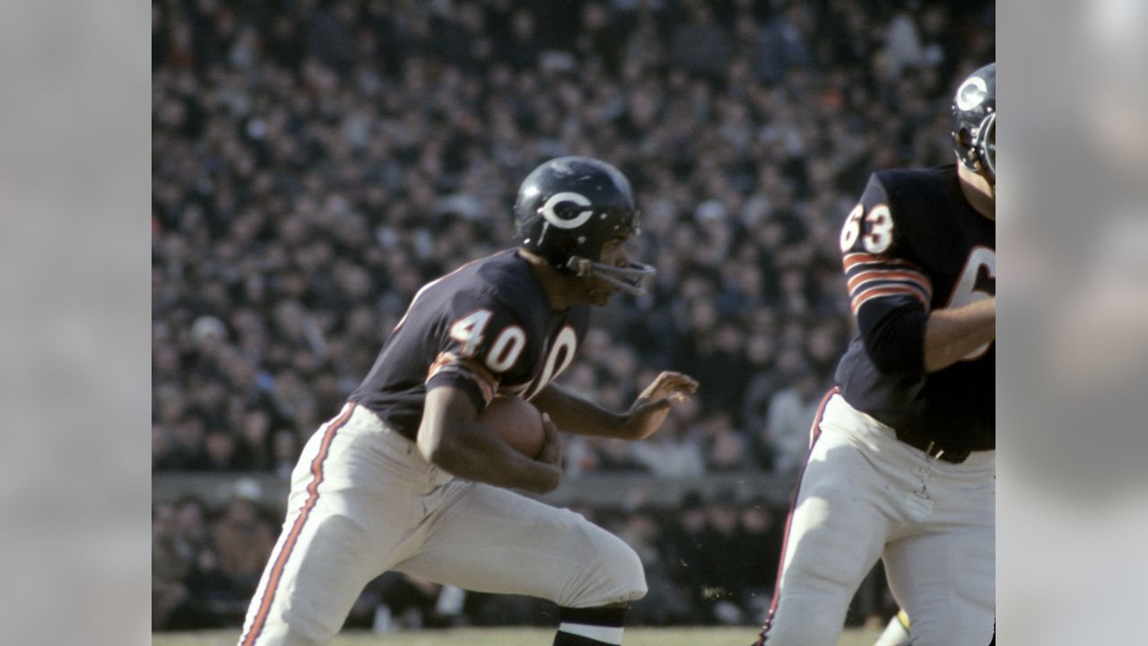 Chicago running back Gale Sayers (40) rushes headlong into Atlanta  linebacker Tommy Nobis (60) in NFL game at Atlanta, on Dec. 17, 1967. Nobis  stopped Sayers after a 6-yard gain in the