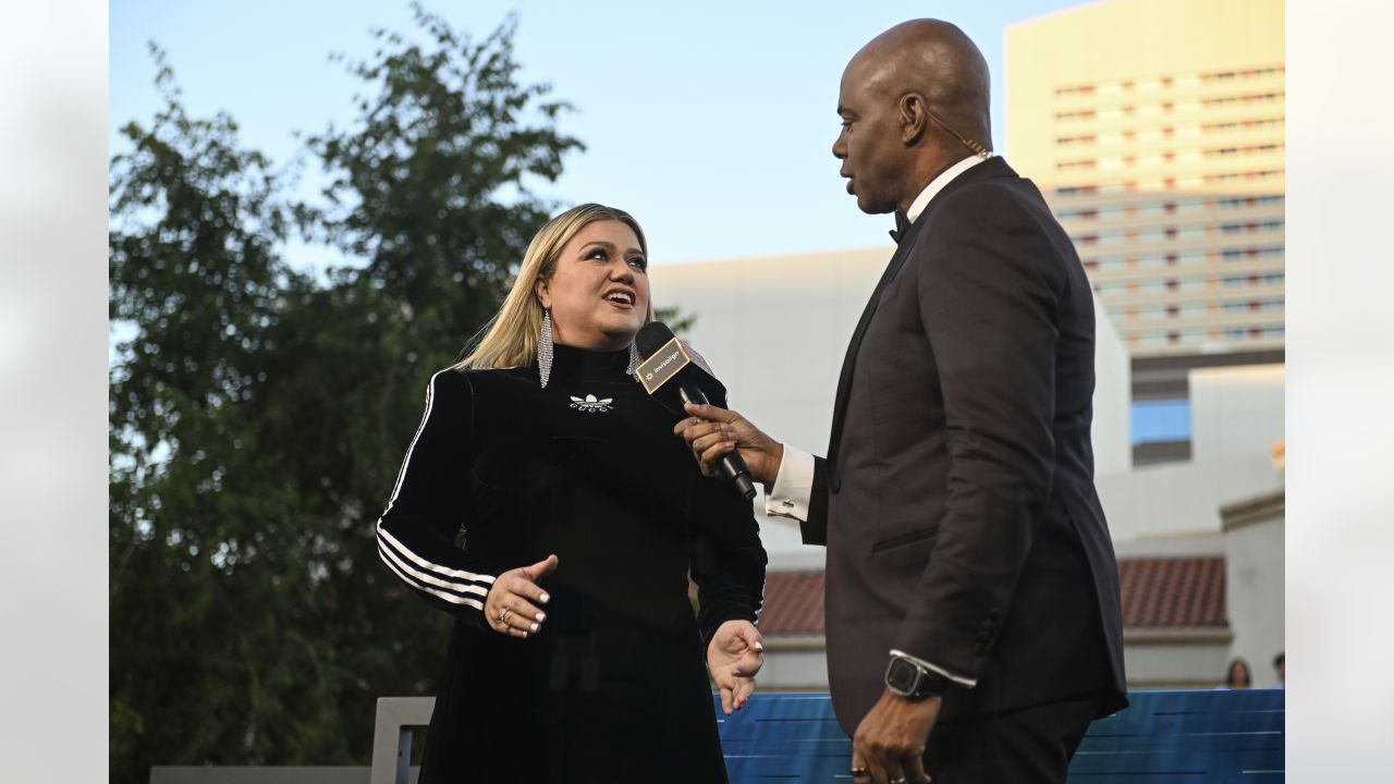 Kelly Clarkson Wore a Football Jersey Dress ﻿﻿to Host the 12th Annual NFL  Honors