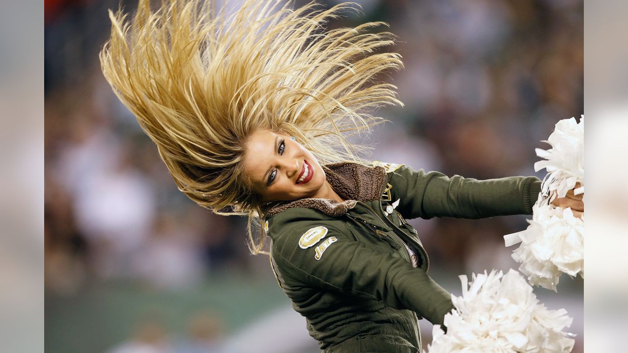 East Rutherford, New Jersey, USA. 3rd Nov, 2021. New York Jets Flight Crew  cheerleaders during a NFL football game against the Cincinnati Bengals at  MetLife Stadium in East Rutherford, New Jersey. The